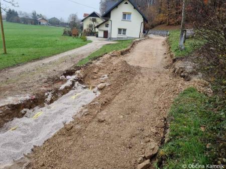 Izvajanje del za asfaltiranje cestišča - Podgorje